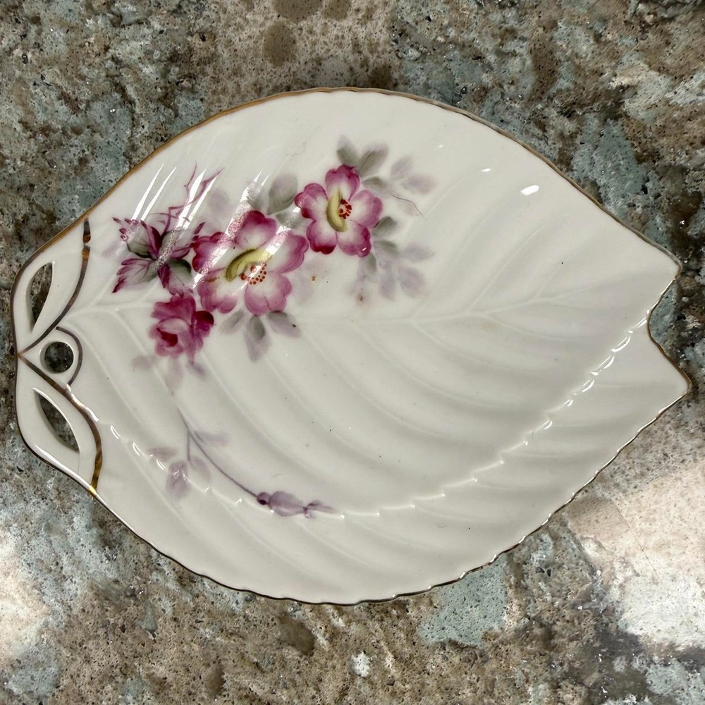1940s Occupied Japan hand painted leaf shaped plate